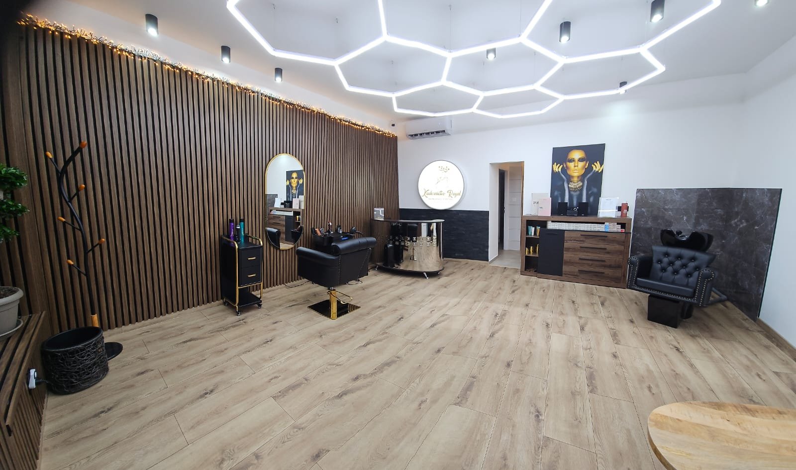 Štýlový účes – práca salónu